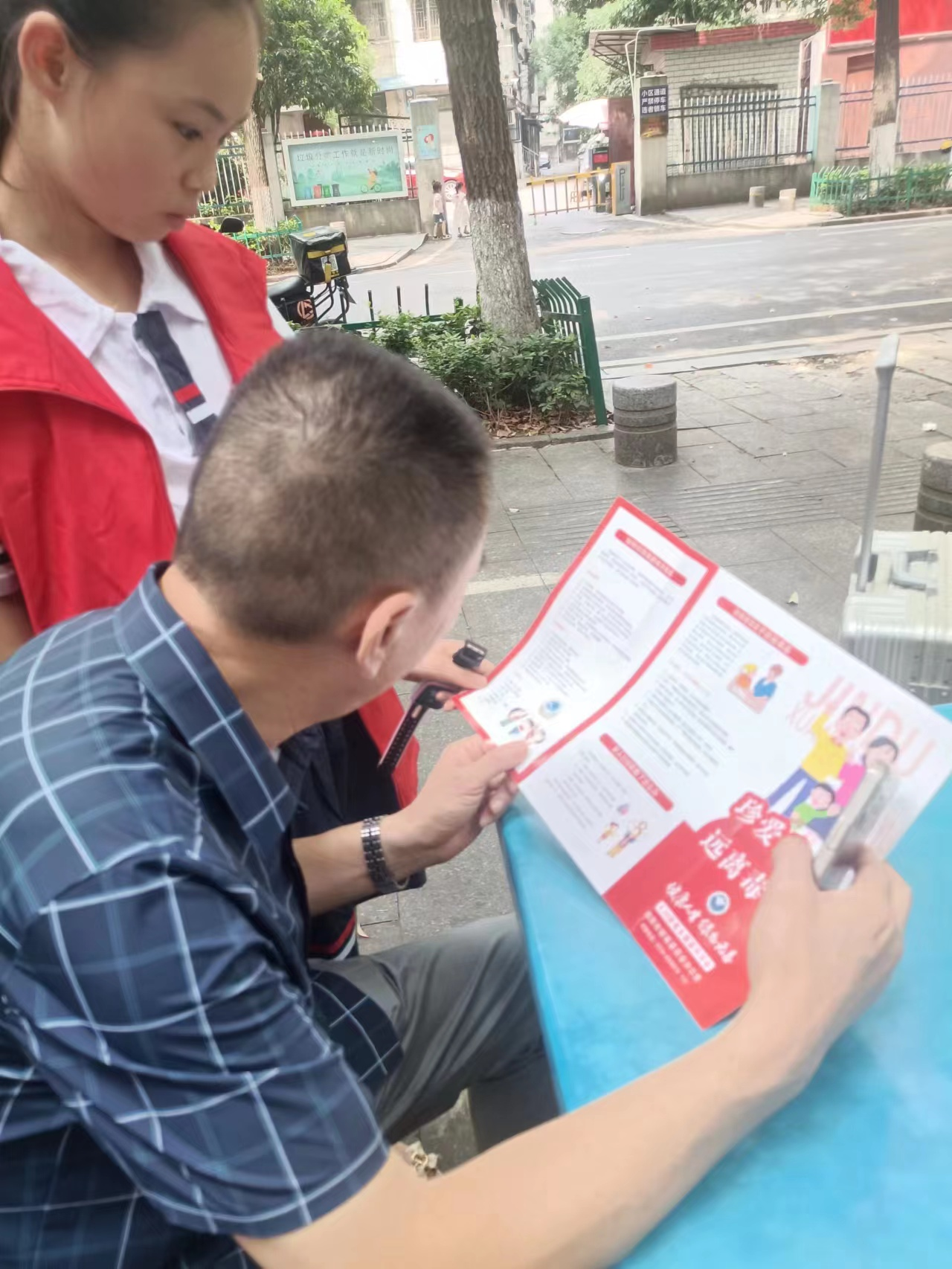 青山街道牛角巷社区：学生当起禁毒宣传员