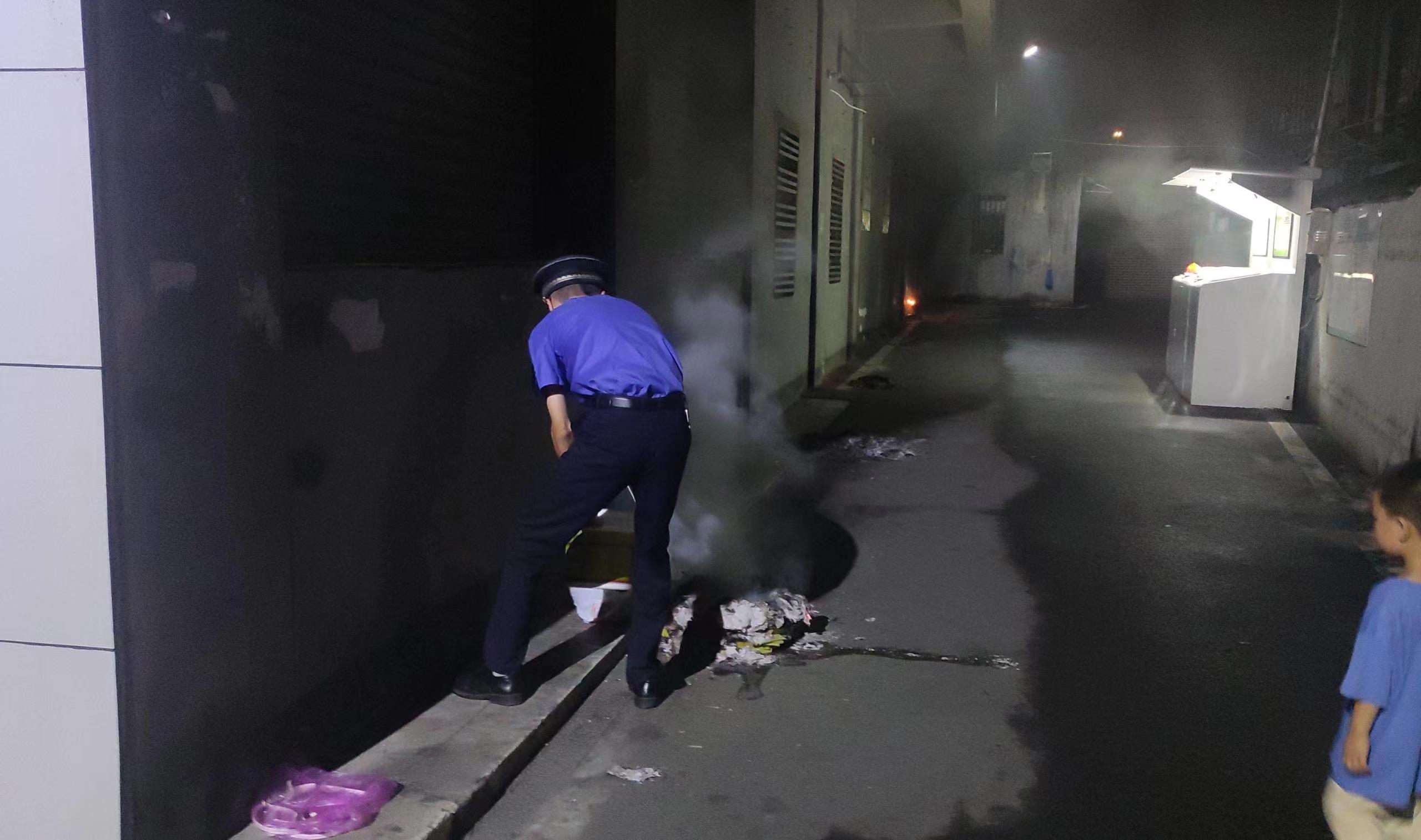 青山街道：禁燃禁放！青山街道城管大队持续做好中元节巡查劝导