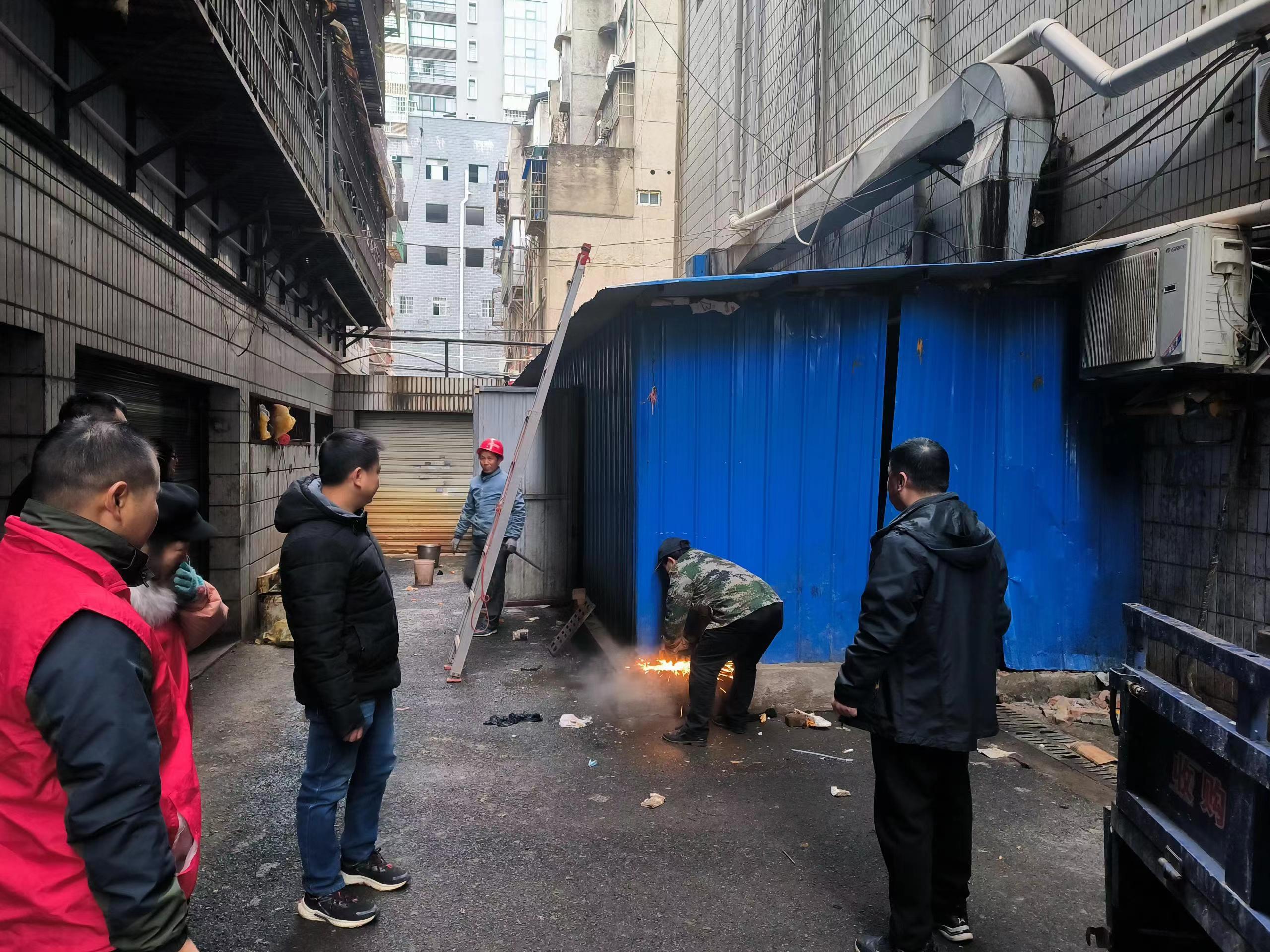 青山街道城管大队：依法拆除违章建筑，改善居民居住环境