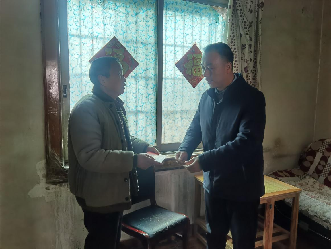 青山街道：石鼓区委宣传部走访慰问牛角巷社区困难党员