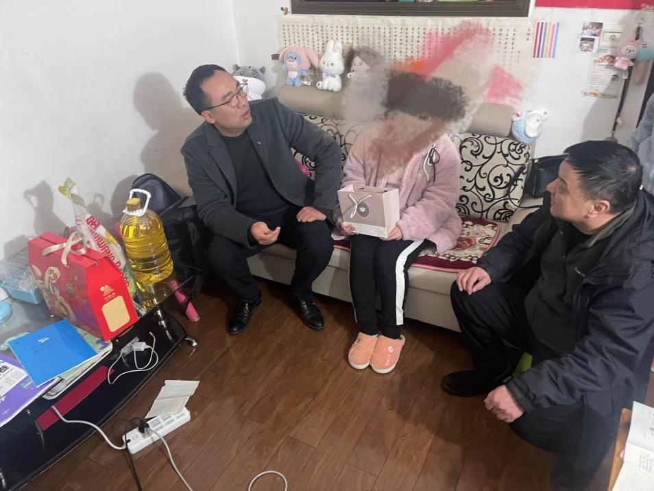 青山街道党工委书记带队开展春节走访慰问