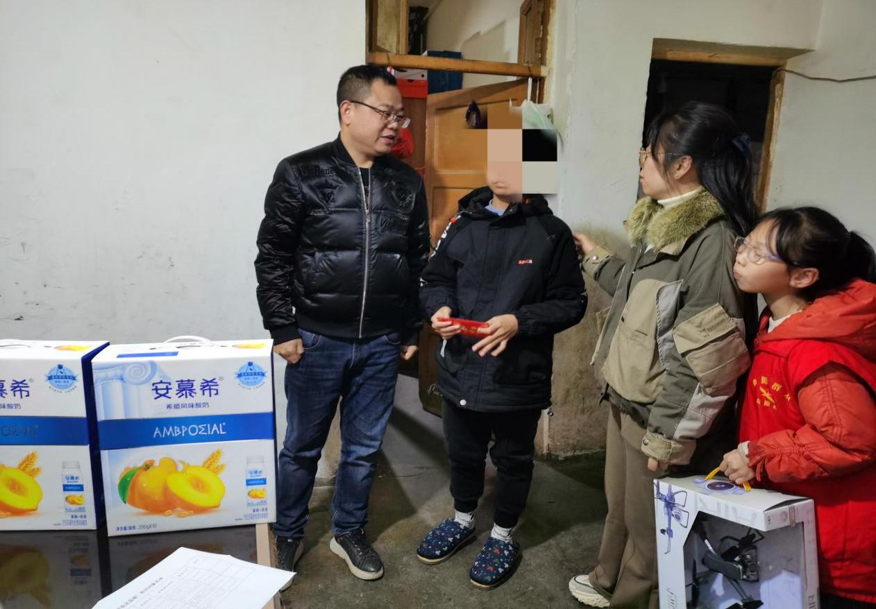青山街道人大代表走访慰问困境儿童