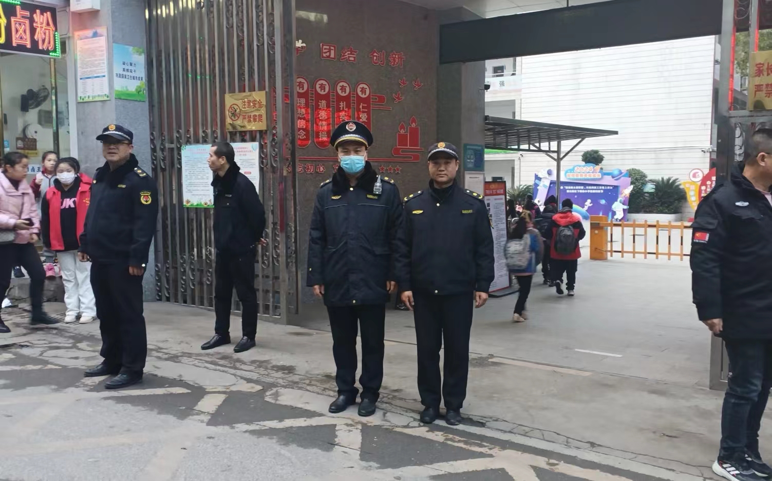 青山街道城管大队坚守“护学岗”，打造安全和谐“上学路”