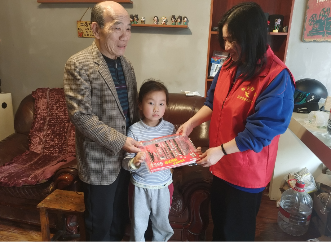 青山街道：西湖二村社区开展“利剑护蕾·雷霆行动”关爱儿童走访慰问活动