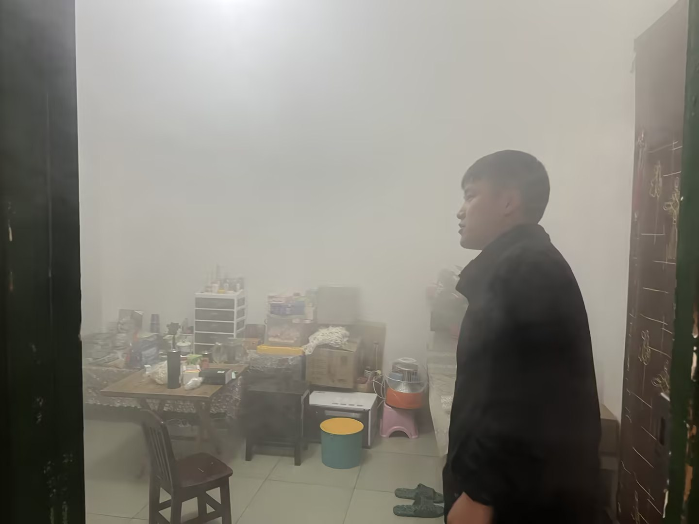 青山街道西湖二村社区：厨房突冒浓烟险情，社区及时处理护安全