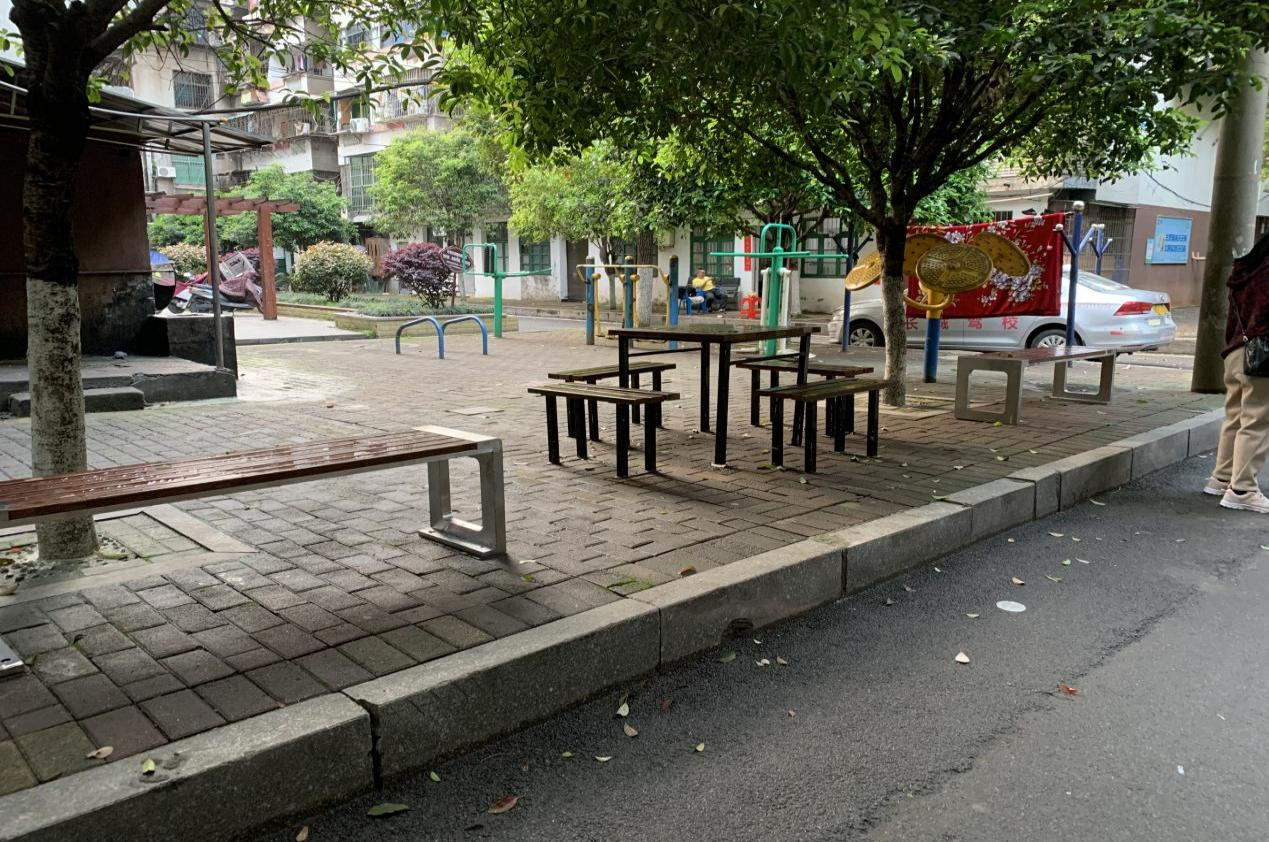 青山街道西湖二村社区：安装休闲桌椅   打造宜居老小区