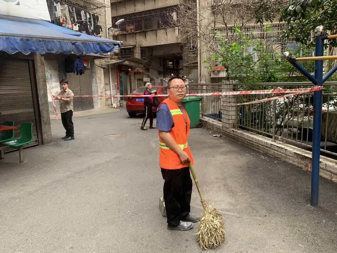 青山街道：高空窗户破损存隐患，西湖二村社区及时排险护平安