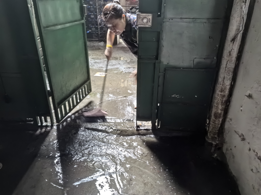 西湖新村社区：楼道水管爆裂，合力化难排忧
