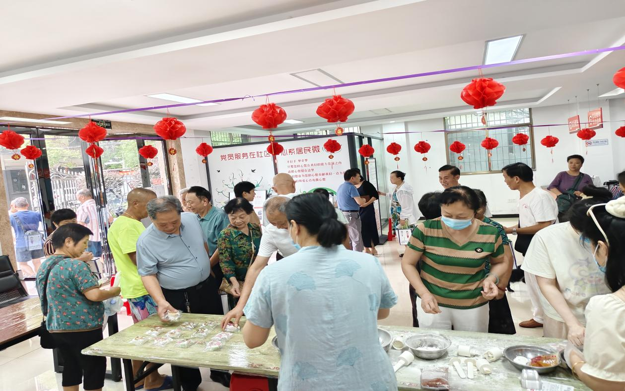 青山街道：西湖一村社区开展“中秋佳节共团圆，禁毒安全暖人心”宣传活动