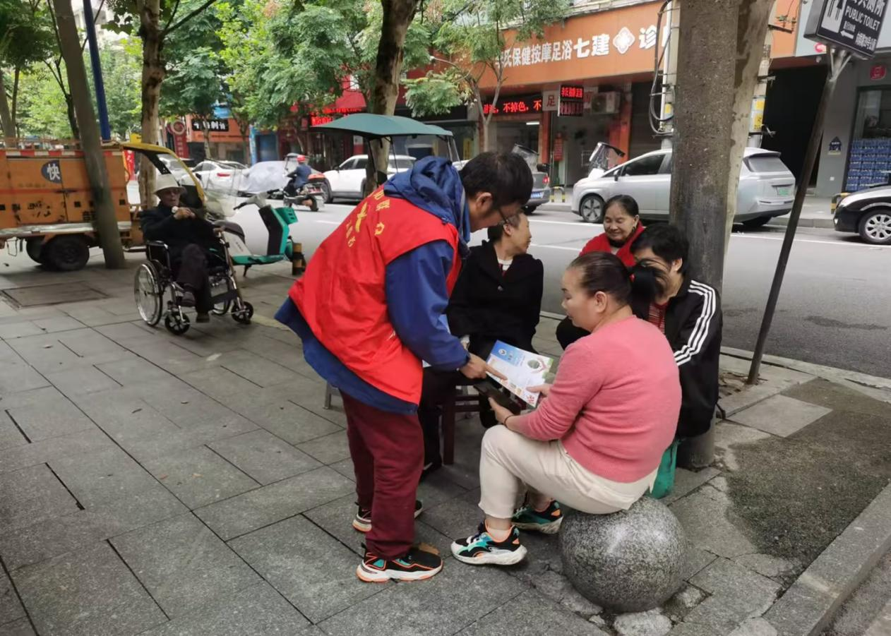 青山街社区：志愿者深入辖区宣传禁毒，共筑安全防线