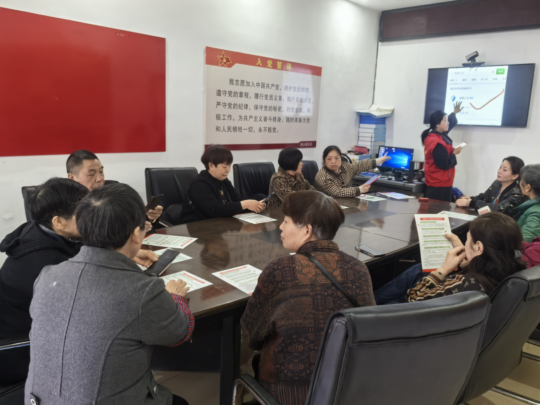 青山街道船山路社区：退休认证贴心办  便民服务零距离