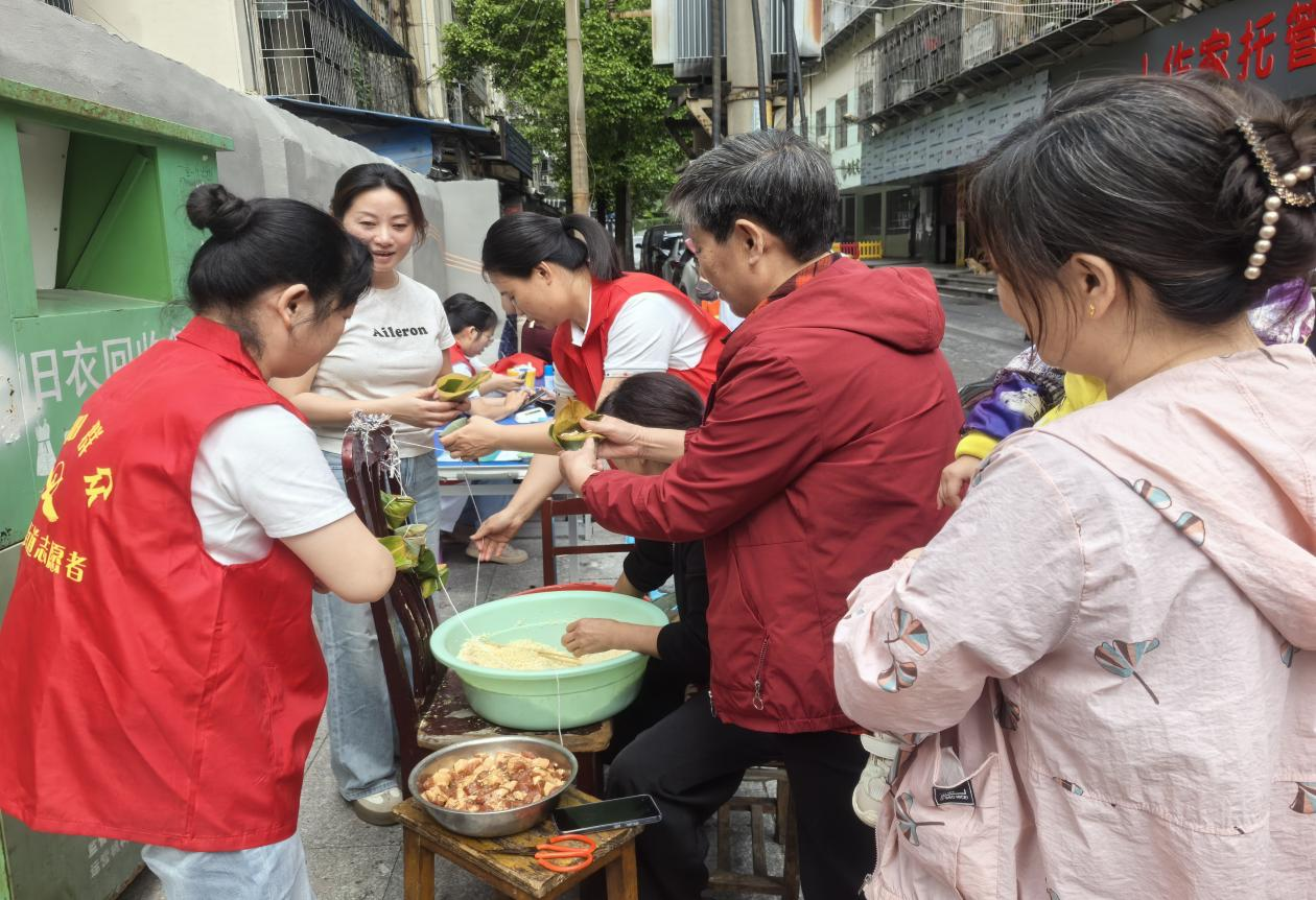 青山街道：船山路社区开展“党建引领促共建，端午‘粽’情聚民心”志愿服务活动