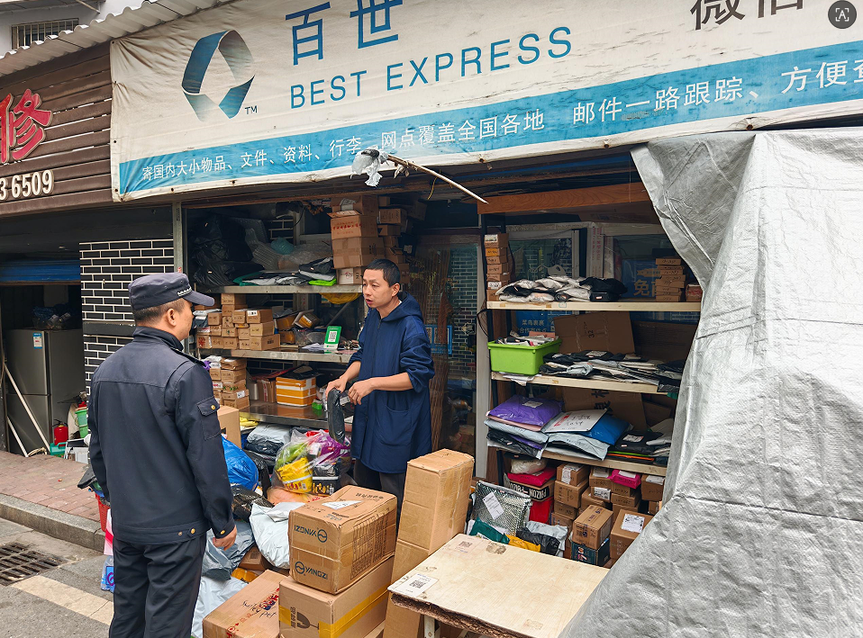 青山街道城管大队：优化执法模式，全面整治易赖街农贸市场周边环境