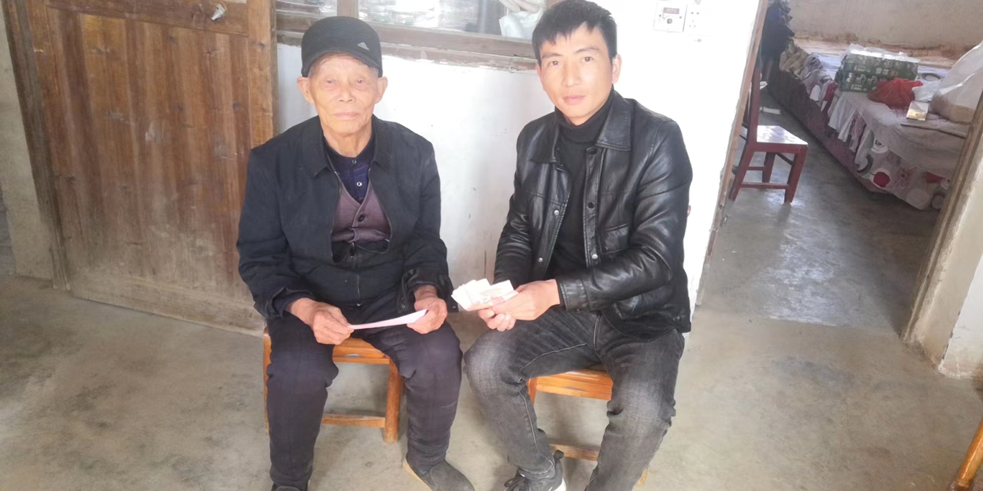 做表率献余热！白塘镇八旬老党员带头捐款修路