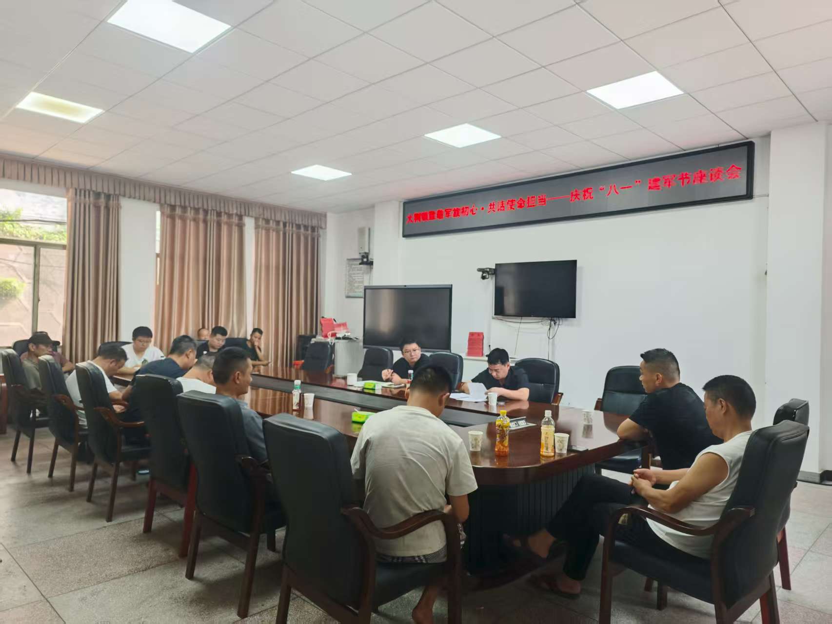 大荆镇退伍军人座谈庆“八一”