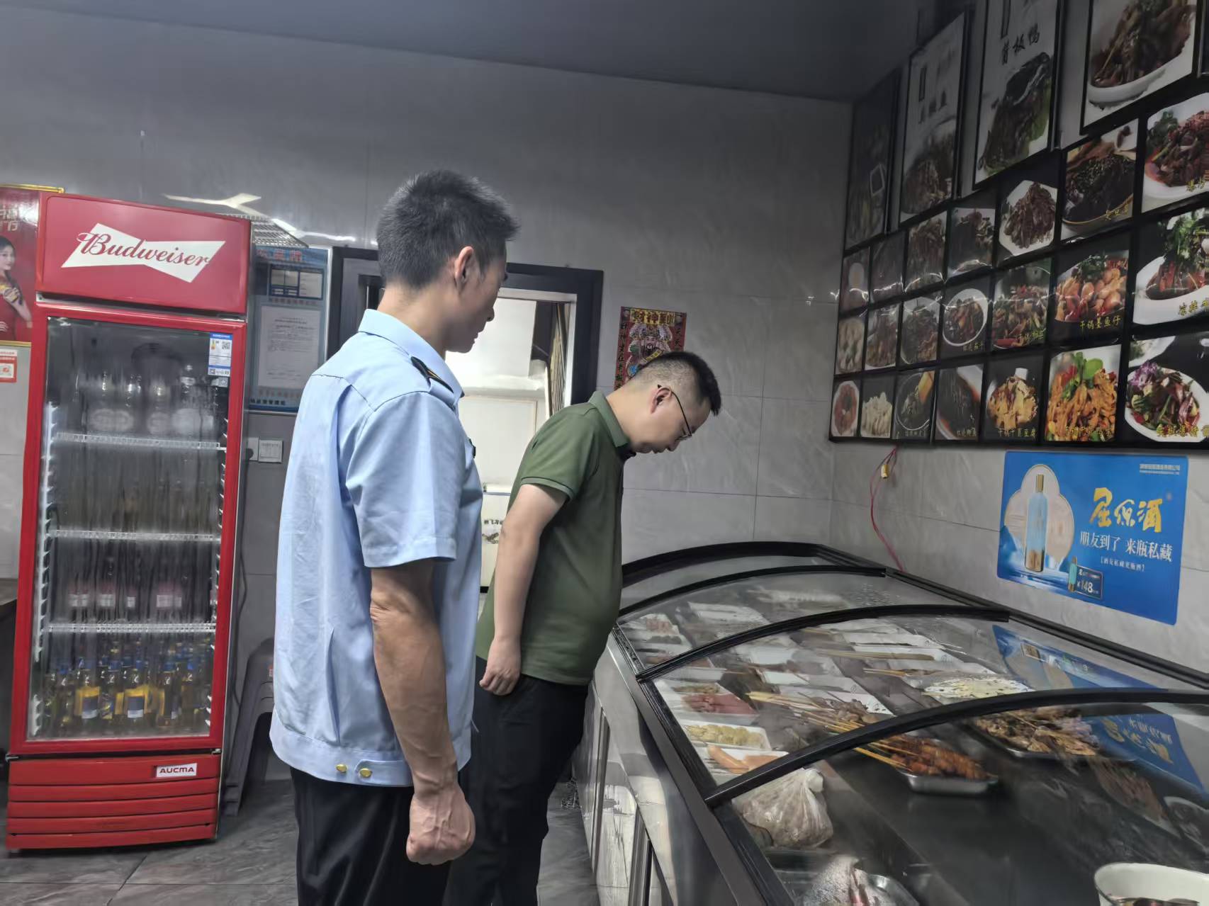 大荆镇多部门联合夜查夜宵店，让夜经济更安全