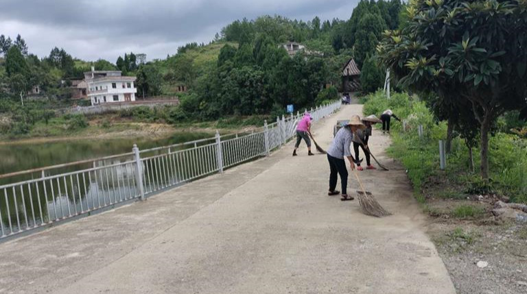四里镇：践行群众路线，改善人居环境
