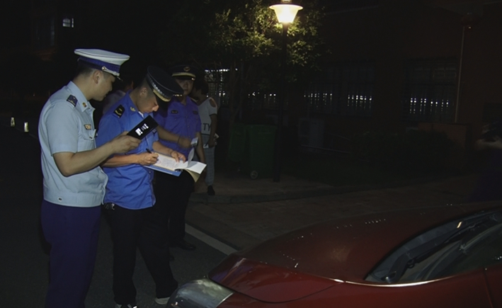 我县开展机动车占用小区消防通道集中清理行动