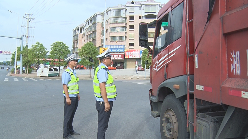 县交警大队严查报废机动车