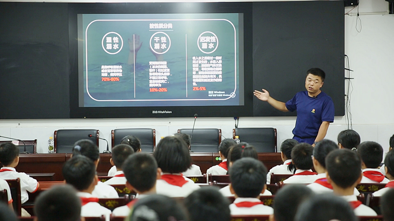 “防溺水课程”进校园   小学生跟消防员学自救