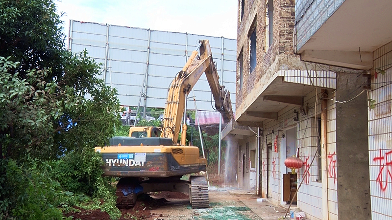 我县依法拆除宗地红线范围内建筑