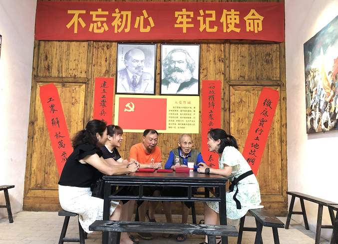 桂阳党员志愿者携抗战老兵参观革命旧址