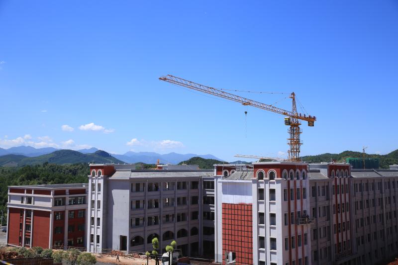 【重点攻坚进行时】展辉学校：加班加点抢工期  确保9月正式开学