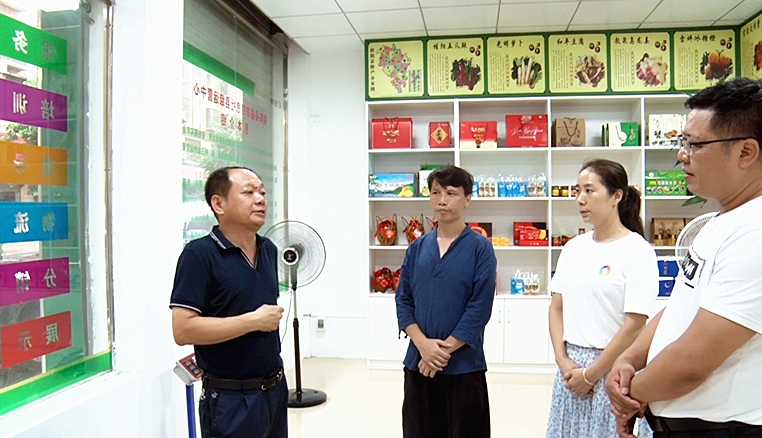 县商务局走访电商企业助推农产品销售