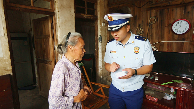 我县为孤寡老人免费安装独立烟感报警器