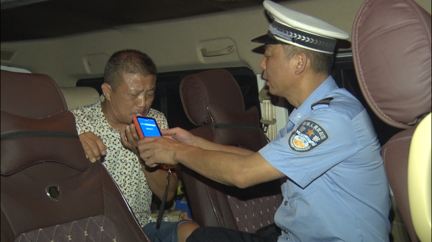 整治交通顽瘴痼疾进行时：县交警大队开展夜查专项行动