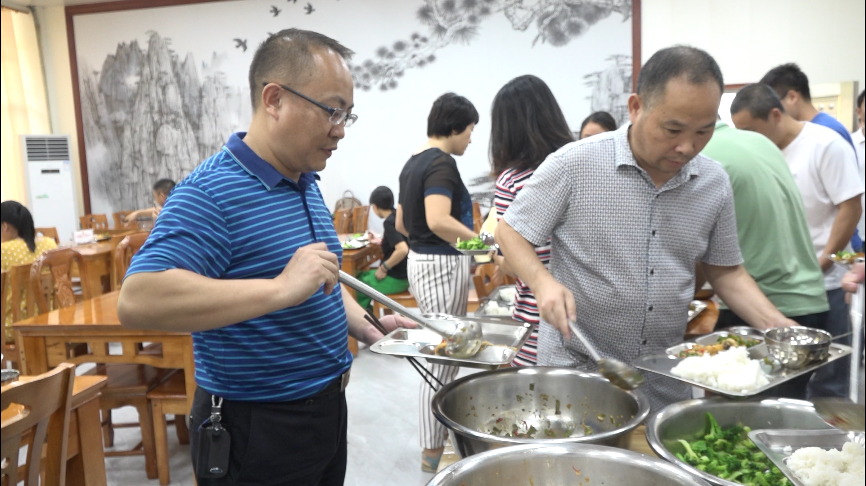 县财政局：厉行节约 “小餐桌”上讲“大文明”