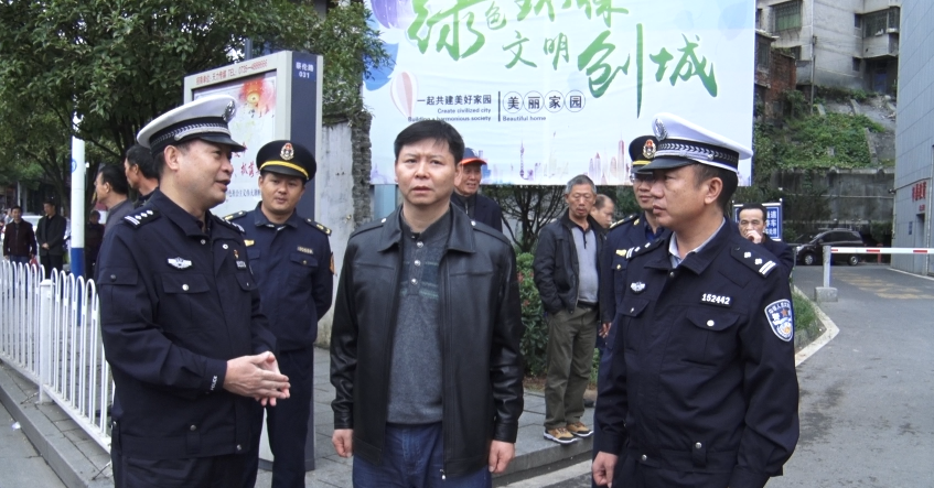 县领导督查“双节”期间交通安全工作