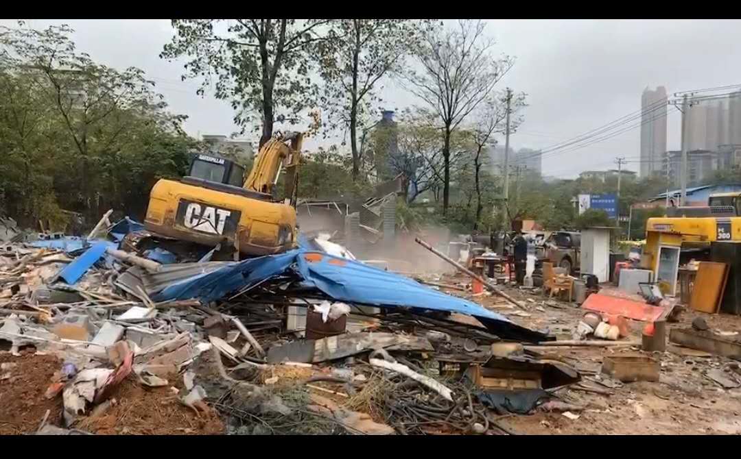 我县依法拆除龙潭街道拱极村违章建筑