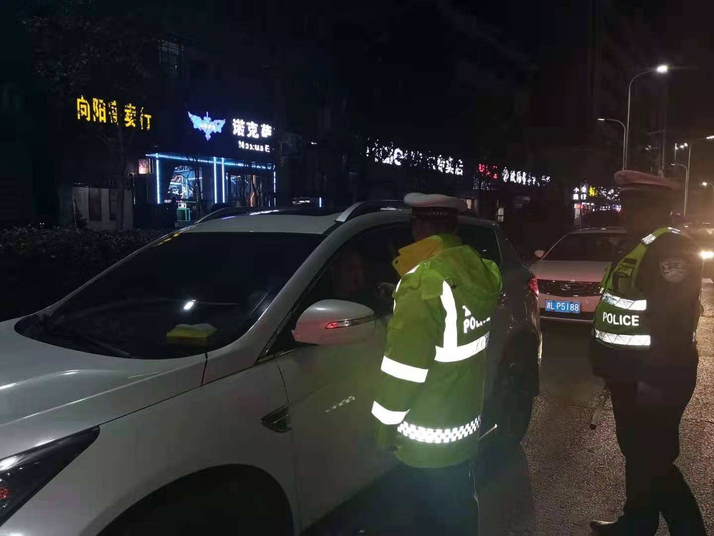县交警大队开展夜查行动