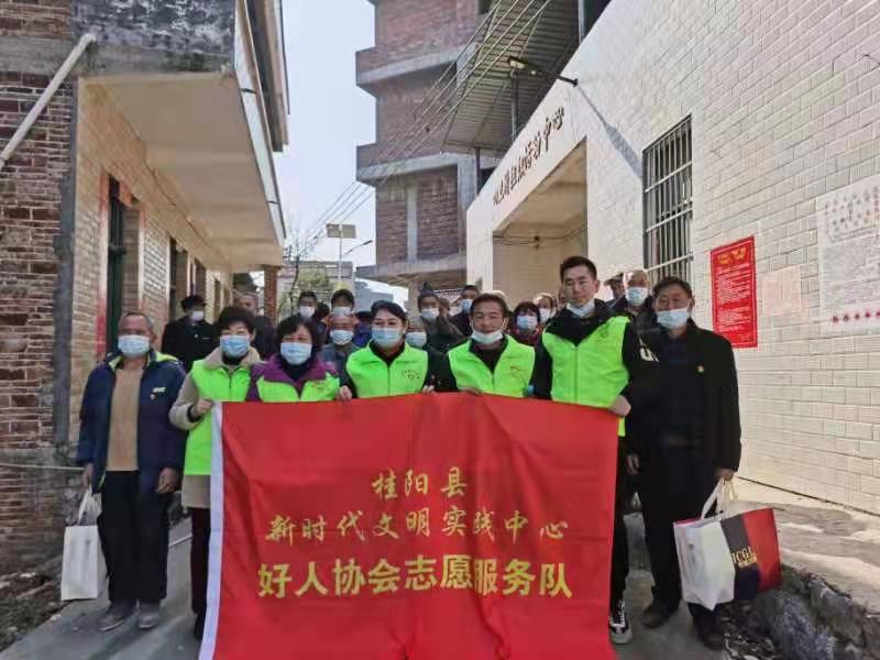 县好人协会四里分会为老党员，贫困学生送防寒衣