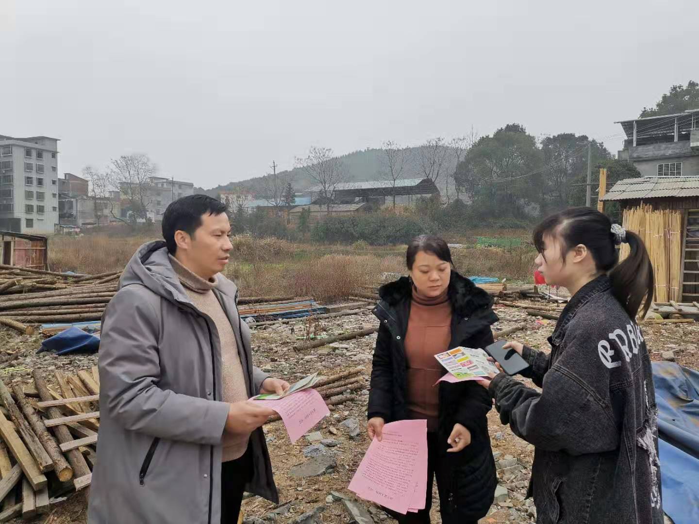 县林业局开展村镇房前屋后松材线虫疫木清理