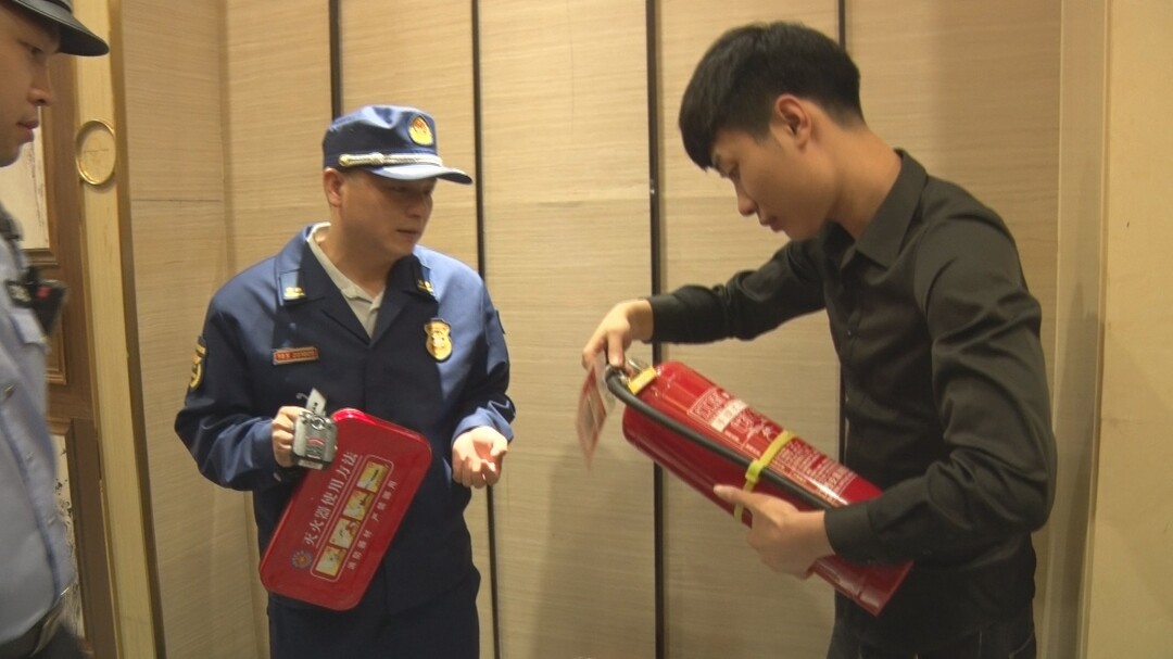县消防救援大队夜查娱乐场所消防安全工作