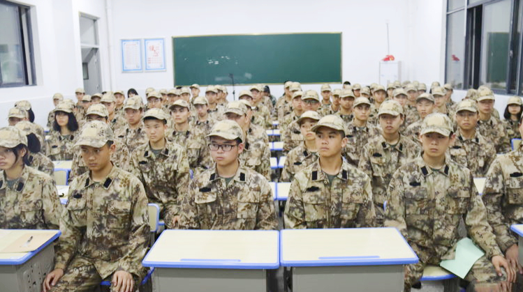 甘甜中学举办“迎建党100周年”国防知识讲座