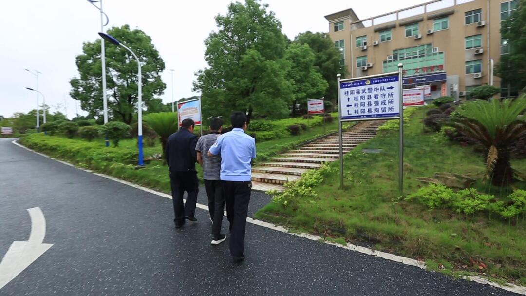 县公安局破获一起冒充国家工作人员诈骗案