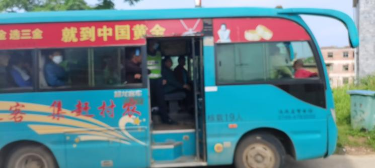 舂陵江镇：租车接送打疫苗  爱心行动惠群众