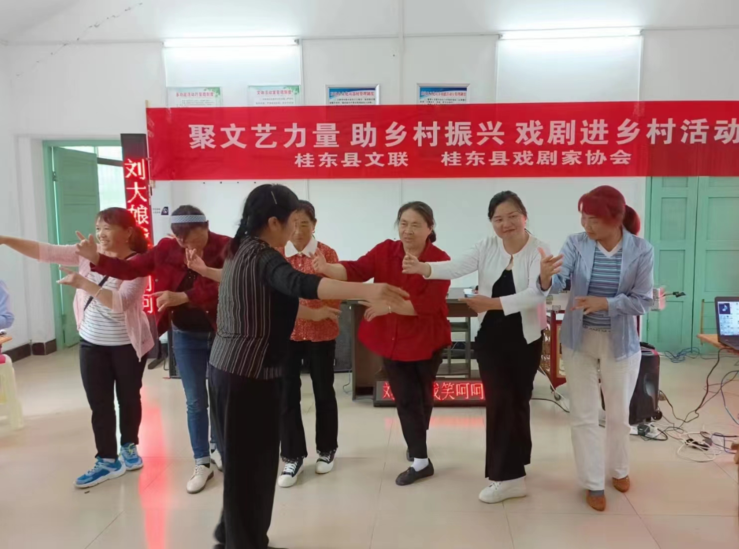 县戏剧家协会送戏曲进乡下村