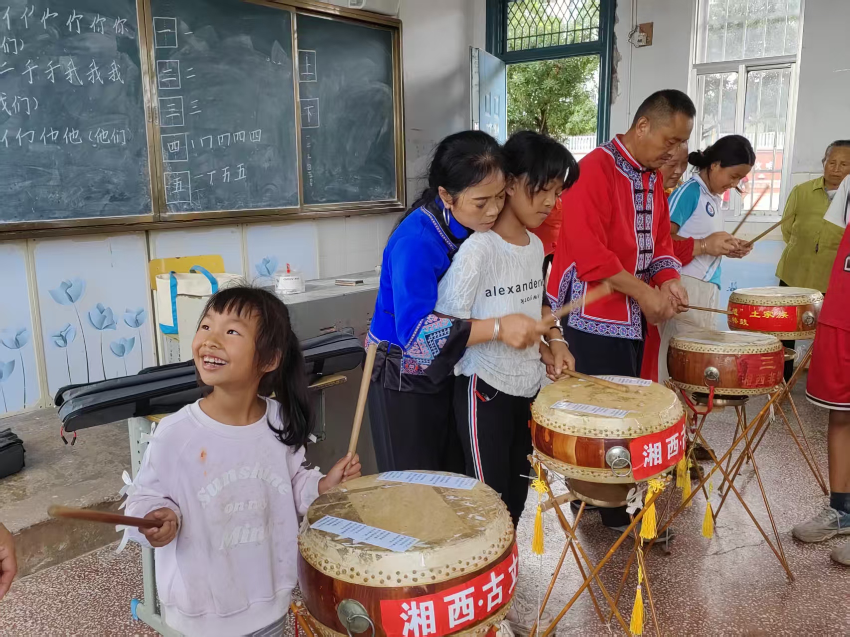 高峰镇九年制学校：非遗“玩”进课堂，跟着老艺人解锁非遗“新耍事”