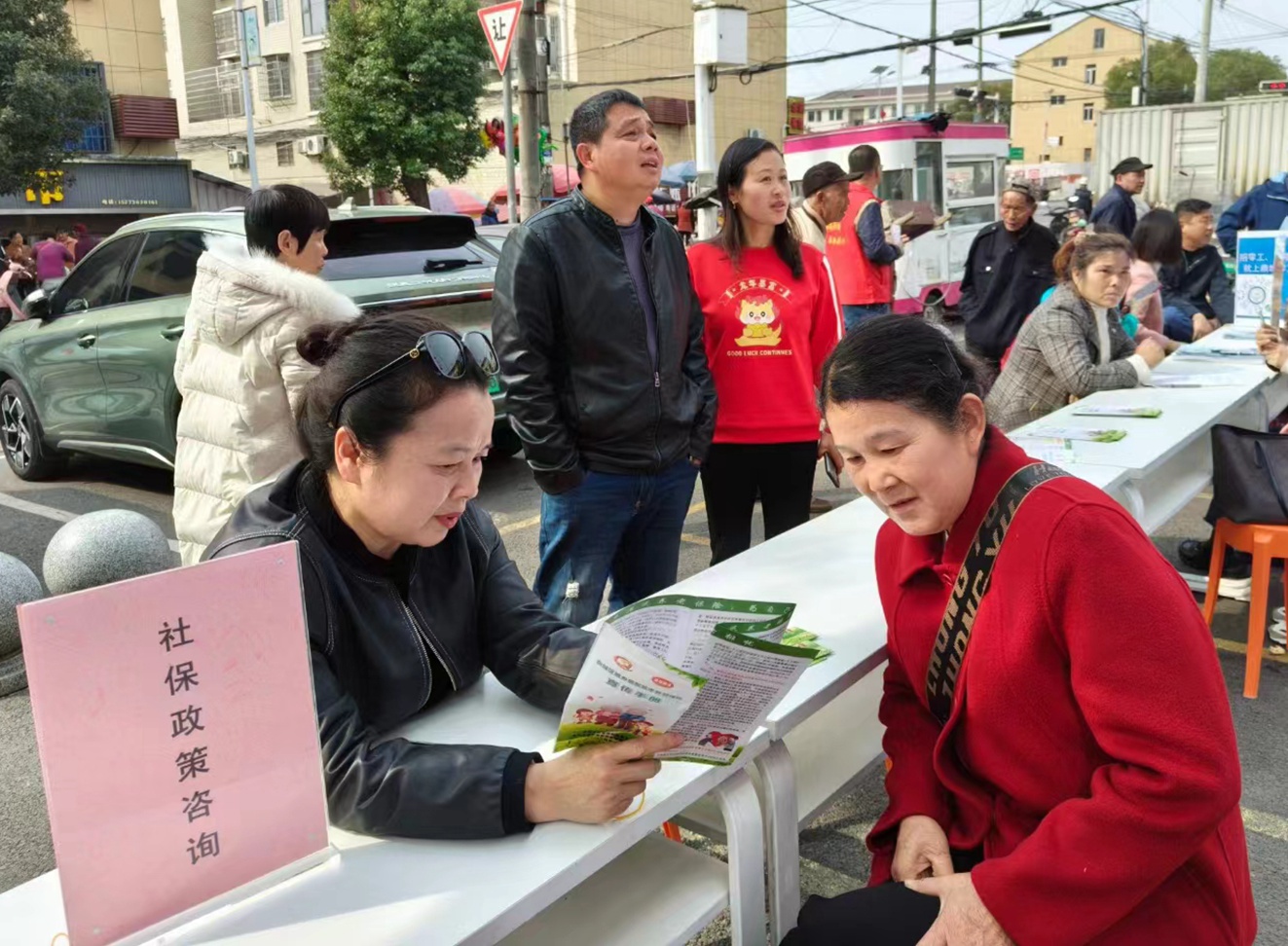 鼎城区人社局：政策宣传进乡村，贴心服务获好评