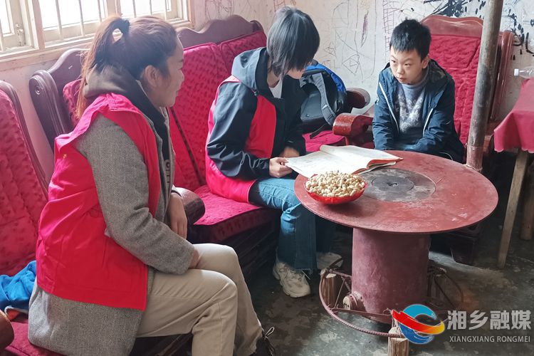 [棋梓镇]情系困难青少年 慰问关怀暖人心