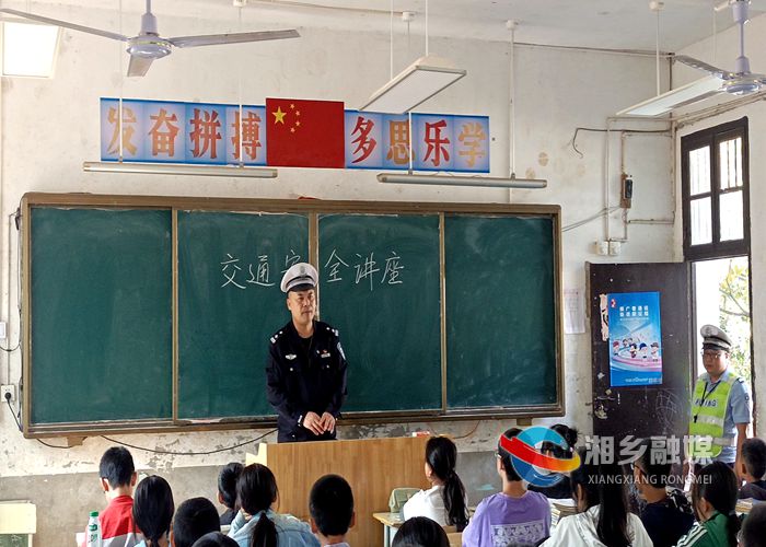 [公安局]交警进学校 为校园撑起“安全伞”