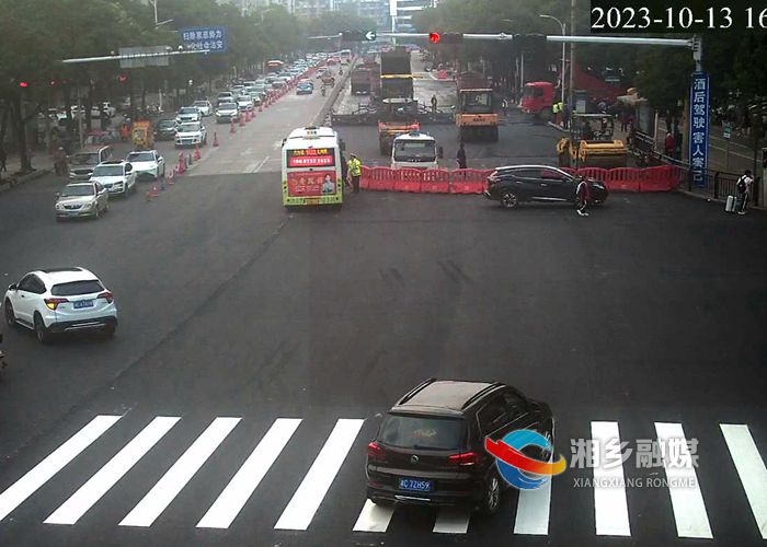 两位老人身“陷”车流 湘乡交警暖心守护