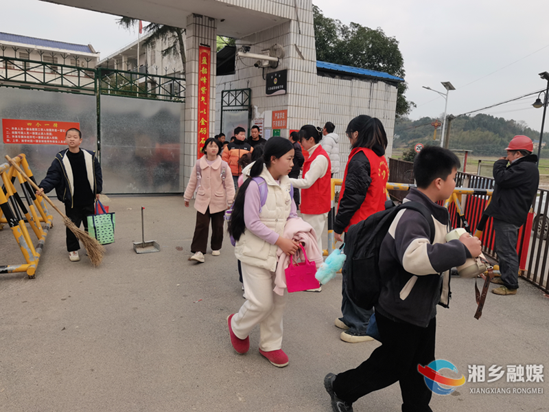 [金石镇]雷锋精神闪耀 安全相伴护成长