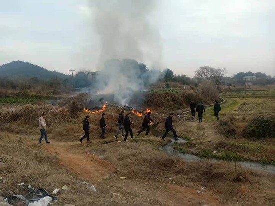 荷塘街道城管辦緊急處理清水村一起焚燒事件