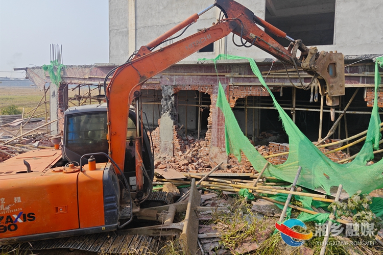 [育塅乡]开展联合执法 拆除违法建筑