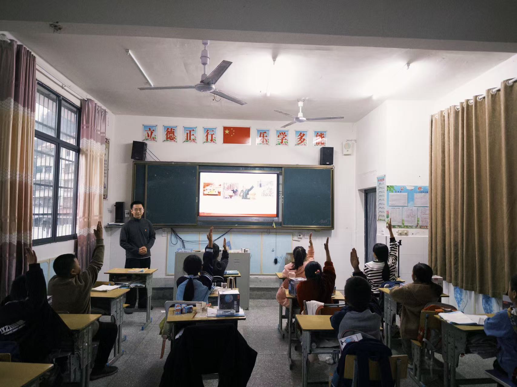 湘音传党音，筑梦润童心——古丈岩头寨“微党课”激活乡村教育新动能